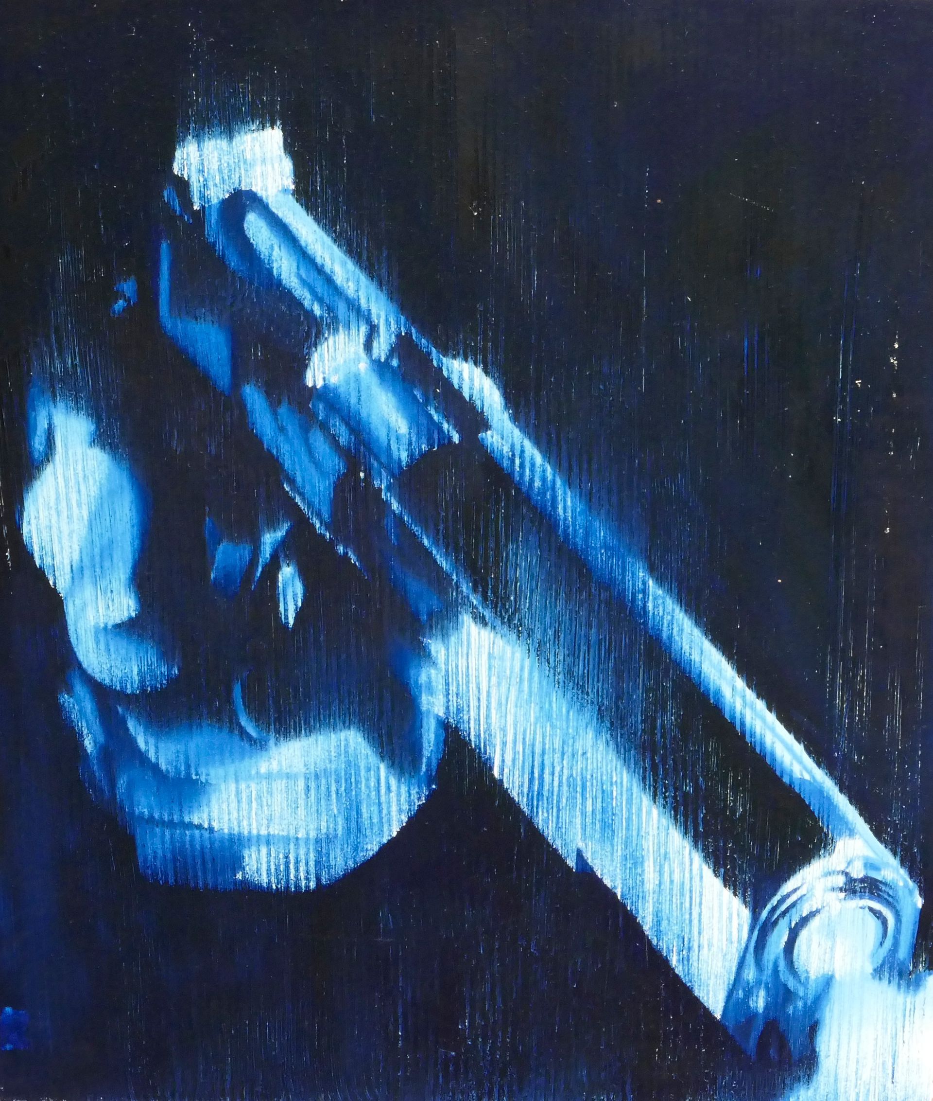 eine hand haelt eine nach unten rechts gerichtete pistole mit muendungsfeuer, in preussischblau und weiss, 