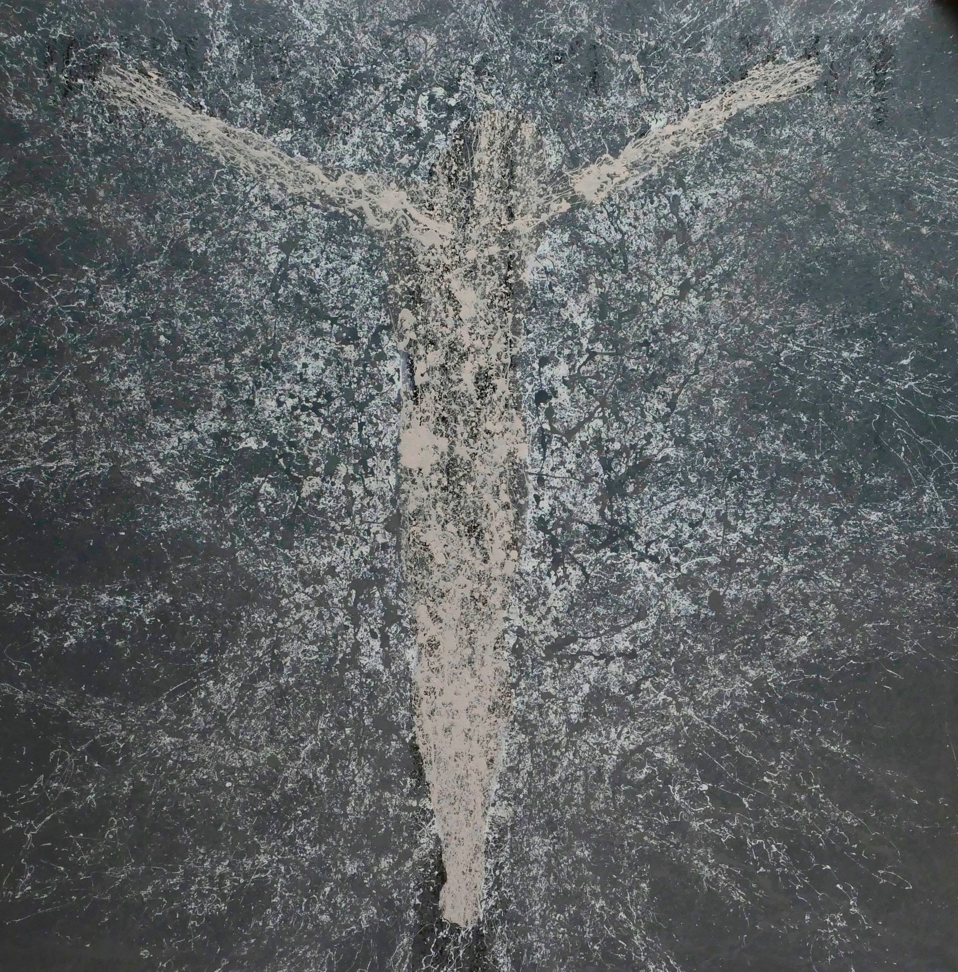 jesus christus am kreuz haengend, erschoepfung, abstraktes gemaelde, geworfene farbe, dripping, hellgraue figur auf schwarzem kreuz vor mittelgrauem und blauem hintergrund, von udo rohlfs, 2015