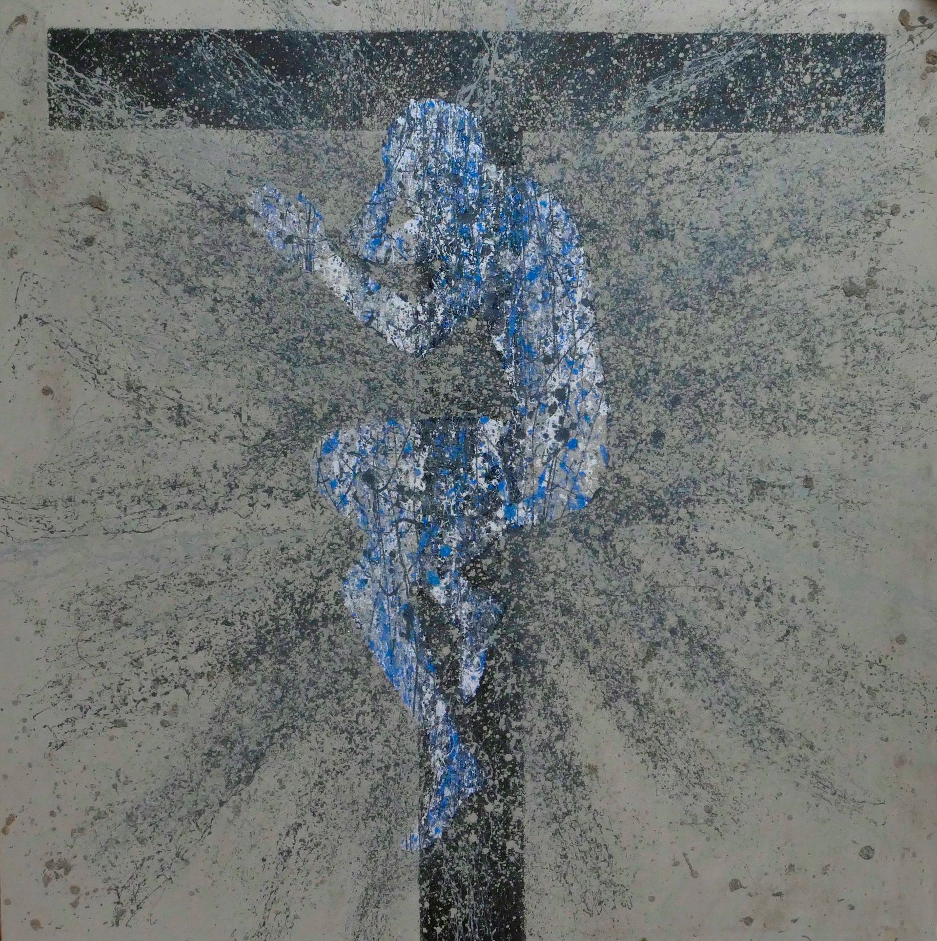 jesus christus in foetushaltung auf kreuz liegend, erloesung I, abstraktes gemaelde, geworfene farbe, dripping, blau weisse figur auf schwarzem kreuz vor mittelgrauem hintergrund, von udo rohlfs, 2015