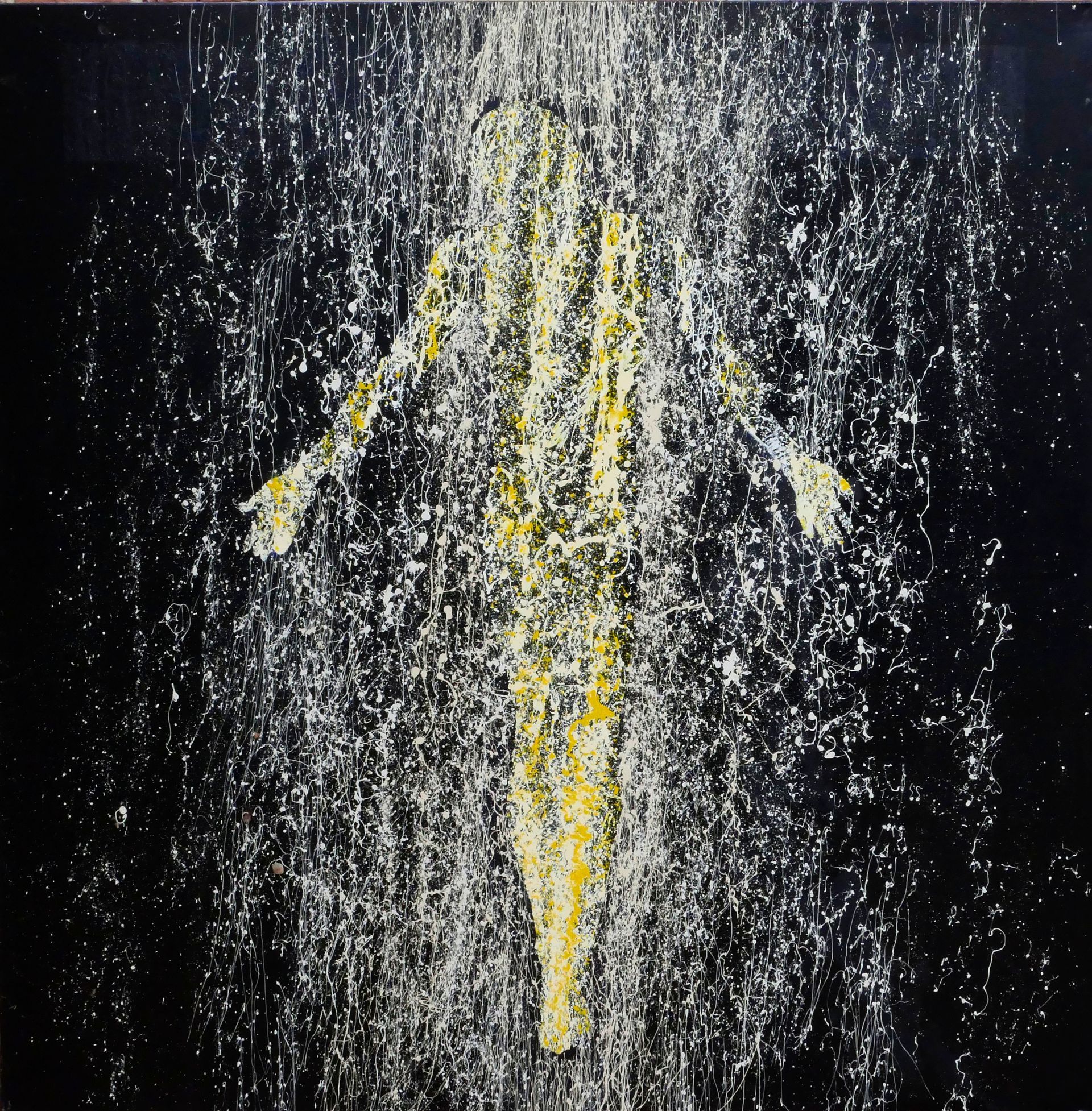 jesus christus schwebend mit nach unten ausgebreiteten armen im weissen regen mit gebender Geste, naechstenliebe, abstraktes gemaelde, geworfene farbe, dripping, gelb weisse figur vor schwarzem hintergrund in weissem regen, von udo rohlfs 2015