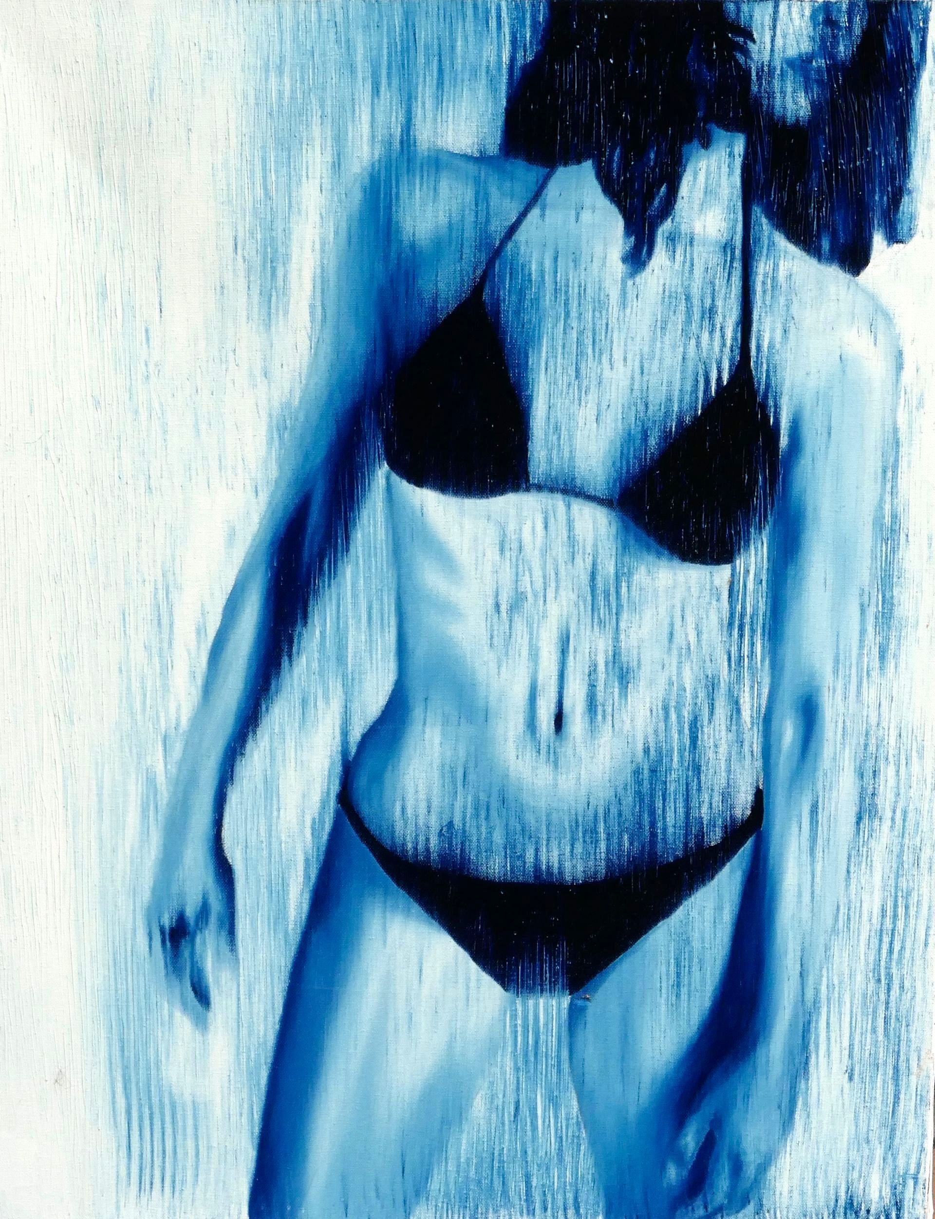 eine junge schlanke frau im bikini mit angeschnittenem kopf und oberschenkeln in preussischblau und weiss, 