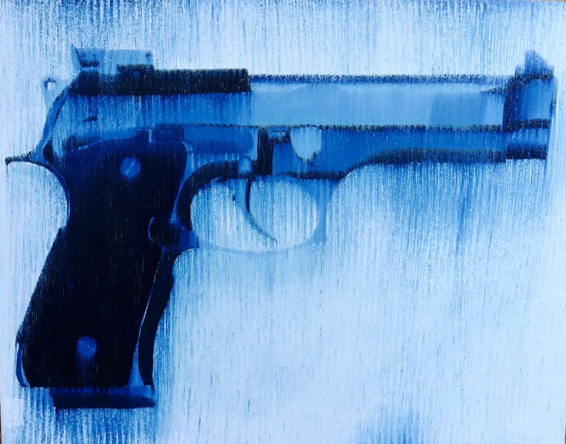 pistole mit dunklem griff von der seite nach rexchts zeigend vor hellem hintergrund in grober wischtechnik in preussischblau und weiss, gemaelde aus der serie 