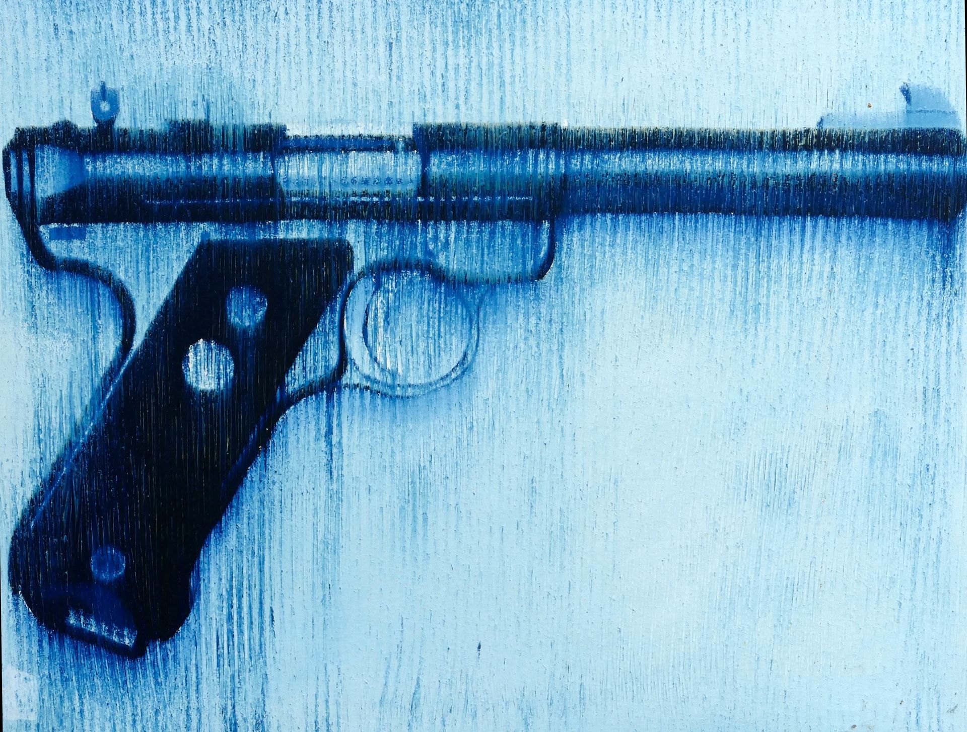 pistole von der seite nach rechts zeigend vor hellem hintergrund in grober wischtechnik in preussischblau und weiss, gemaelde aus serie 