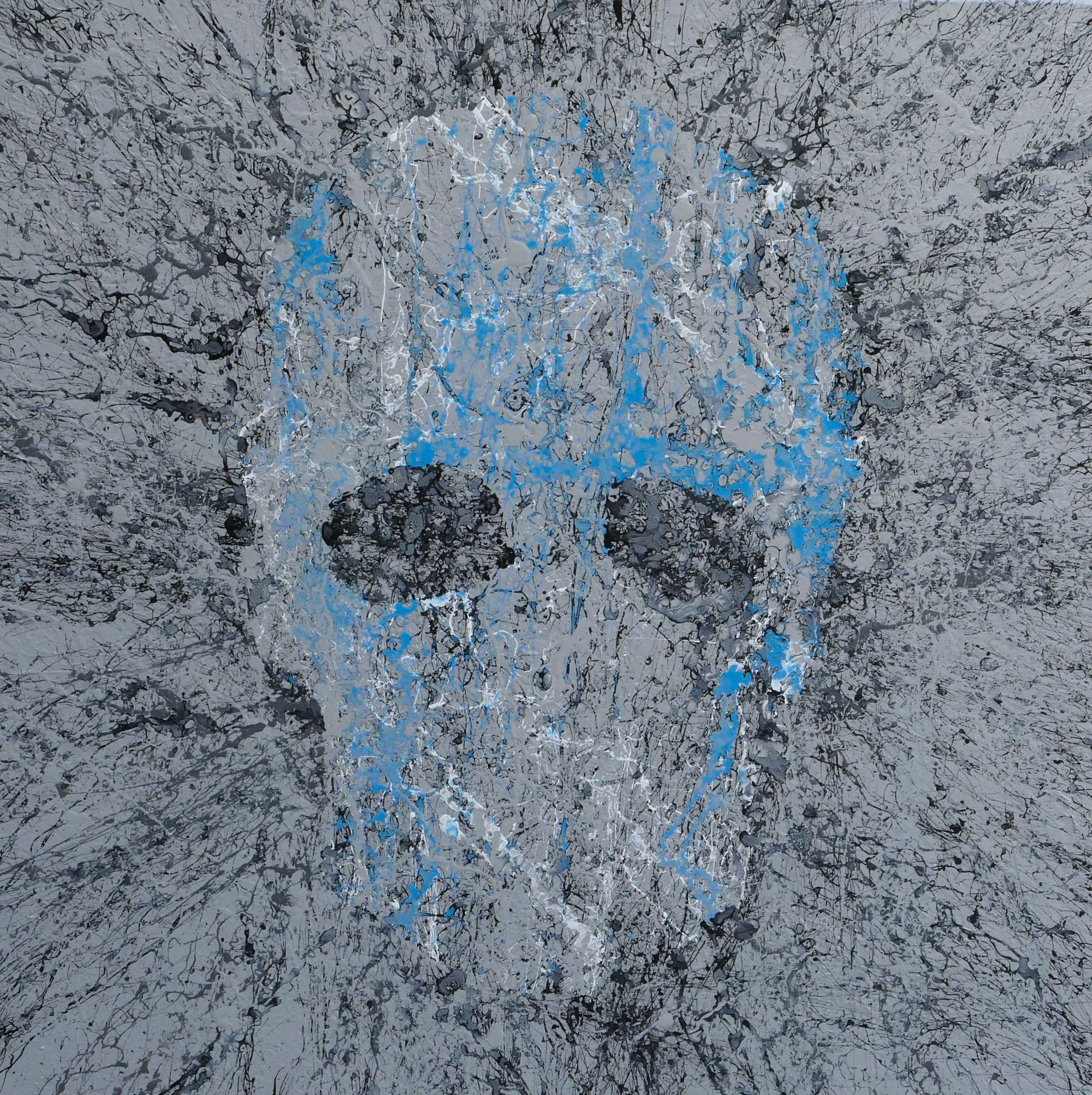 abstraktes gemaelde in wurfttechnik bzw. dripping, Totenkopf bzw. Totenschädel,  geworfene farbe: blau weisser schaedel vor grauem hintergrund mit schwarzen spritzern von udo rohlfs 2013