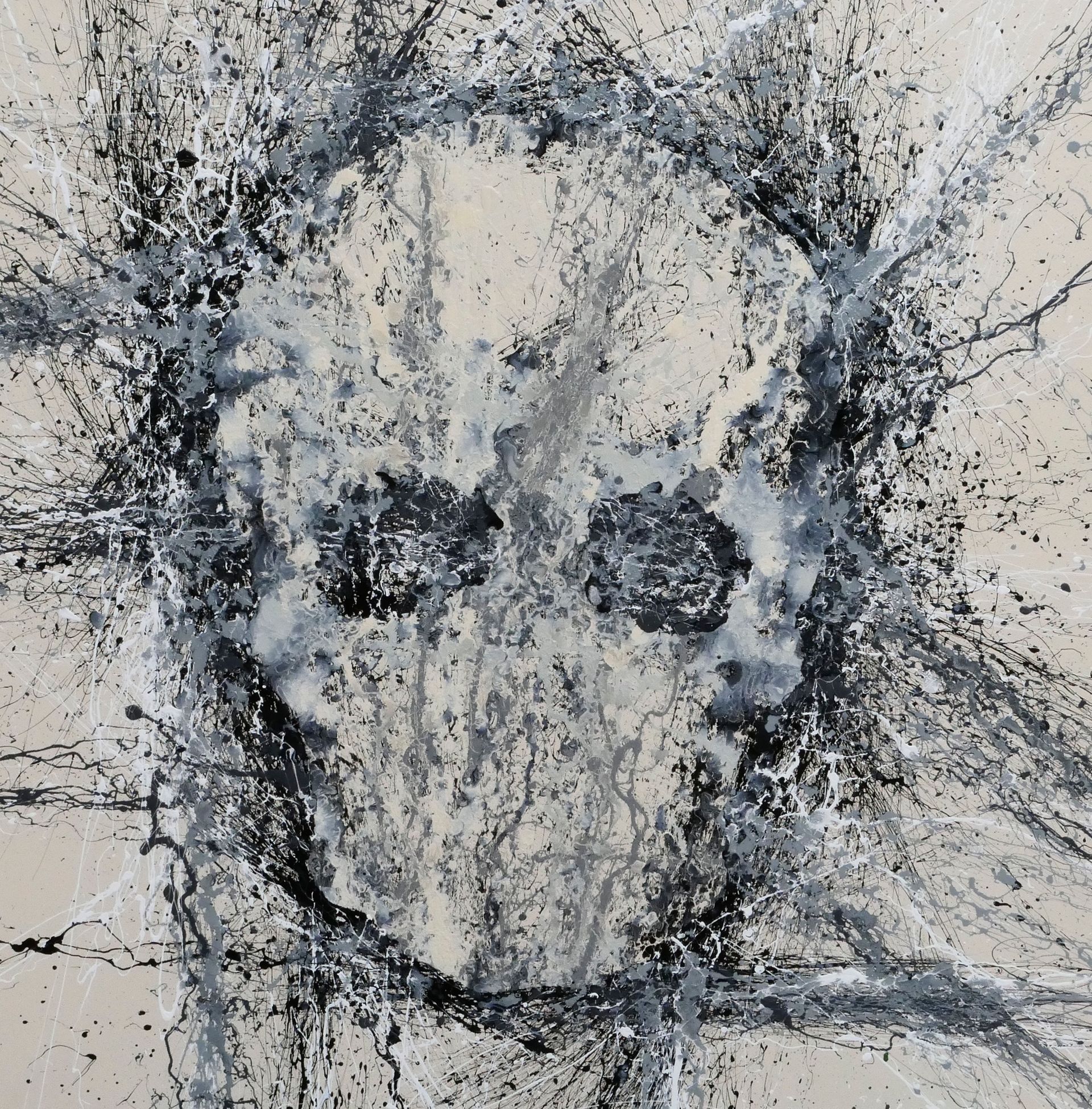 abstraktes gemaelde in wurfttechnik bzw. dripping, Totenkopf bzw. Totenschädel,  geworfene farbe: grau weisser schaedel vor beigem hintergrund mit schwarzen und weissen spritzern von udo rohlfs 2013