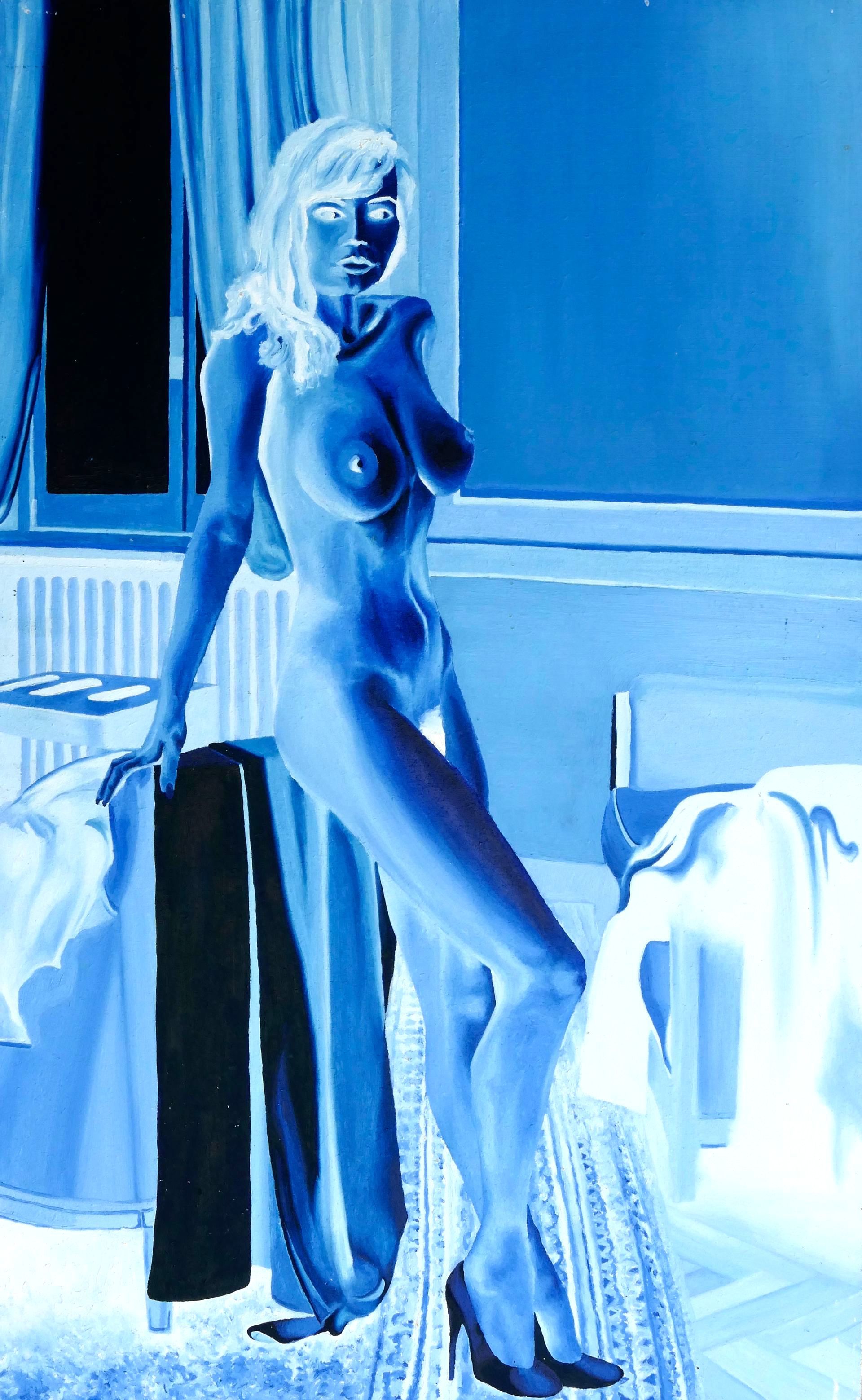 stehender frauenakt mit langen offenen haaren und hochhackigen schuhen an sessellehne lehnend in nuechternem zimmer, 