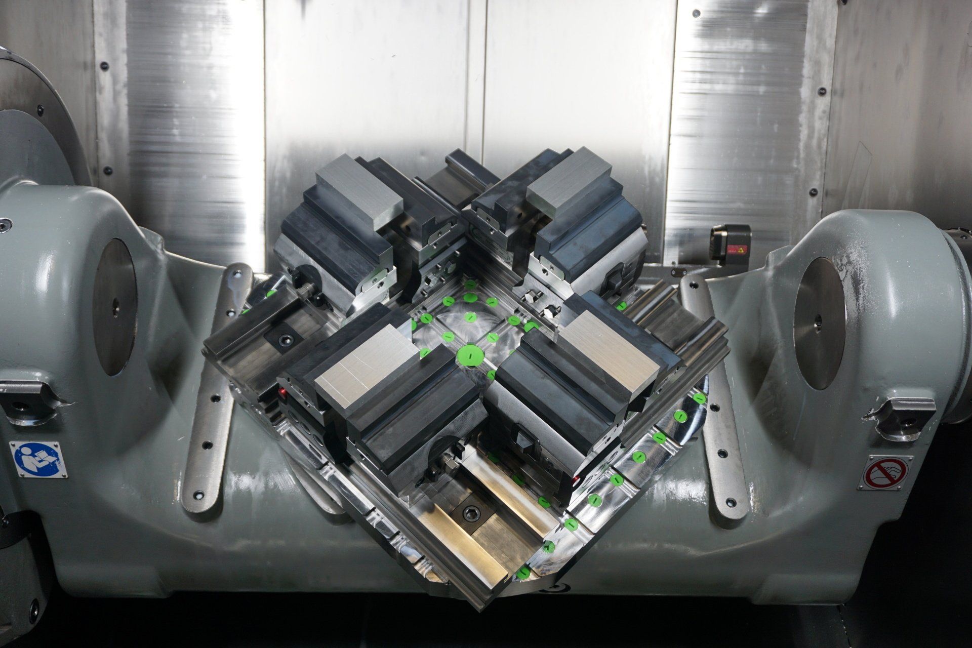 HPC - 5-Achs Schraubstock auf HPB - Maschinentisch vierfach Anordnung