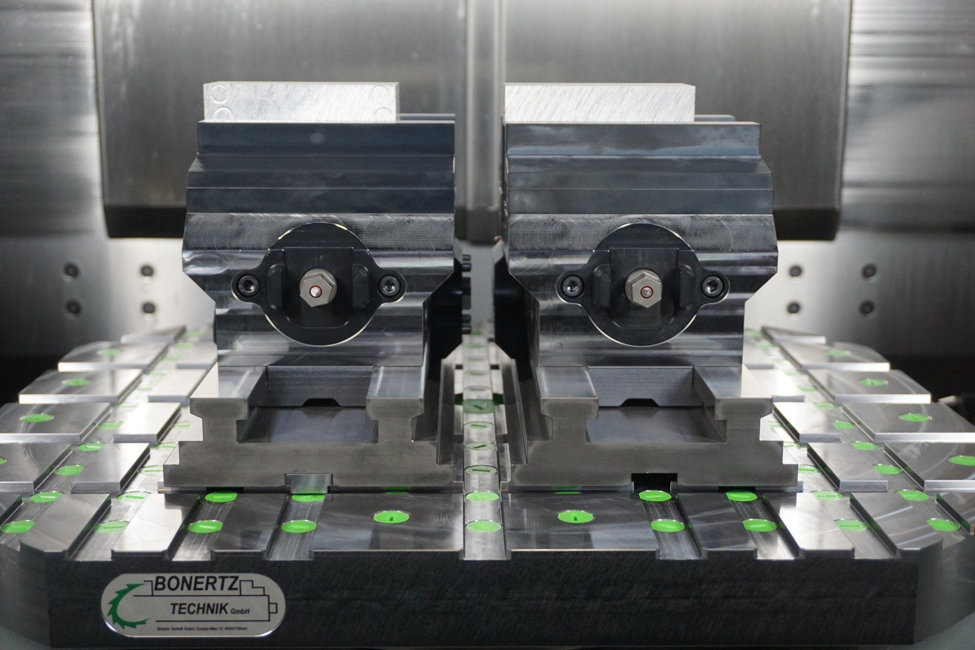 HPC - 5-Achs Schraubstock auf HPB - Maschinentisch Enge doppel Anordnung