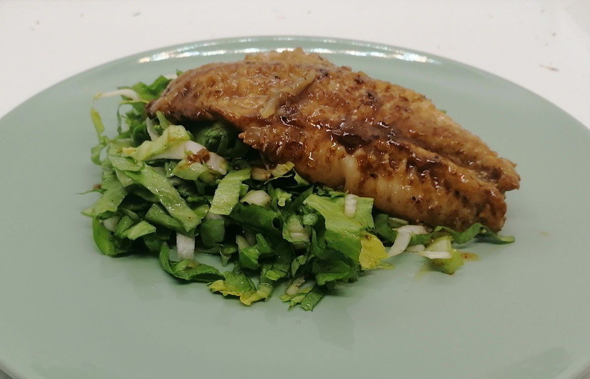 Leckere Fischrezepte: Marinierte Rotbarschfilets an Endiviensalat