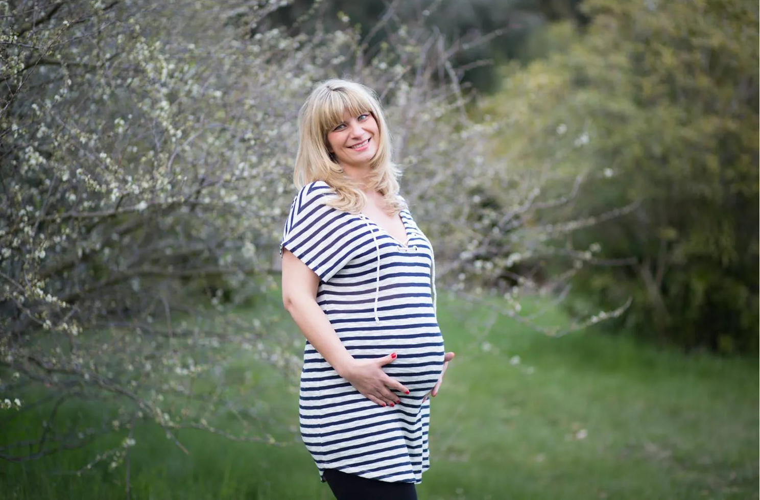 baby shower pour célebrer la future naissance du bébé, rencontre de filles, offrir des cadeaux pour le bébé, buffet de douceurs et gâteaux, cupcakes et cookies décorés