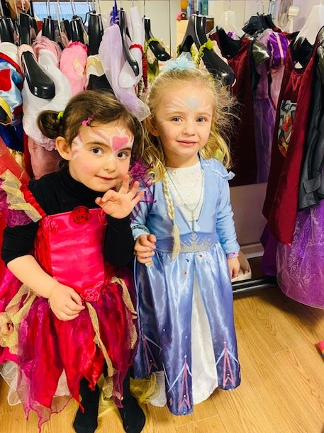 Déguisements costumes et robes de princesses pour enfants, face painting et maquillage pour enfants