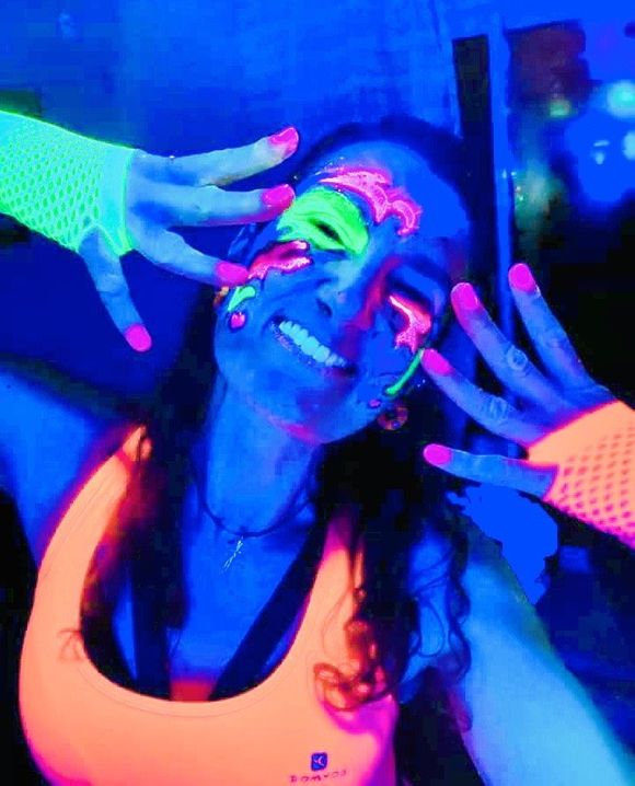 femme avec maquillage fluo glow in the dark avec lumière noire