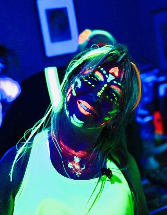 maquillage et tenue fluo pour briller dans le noir