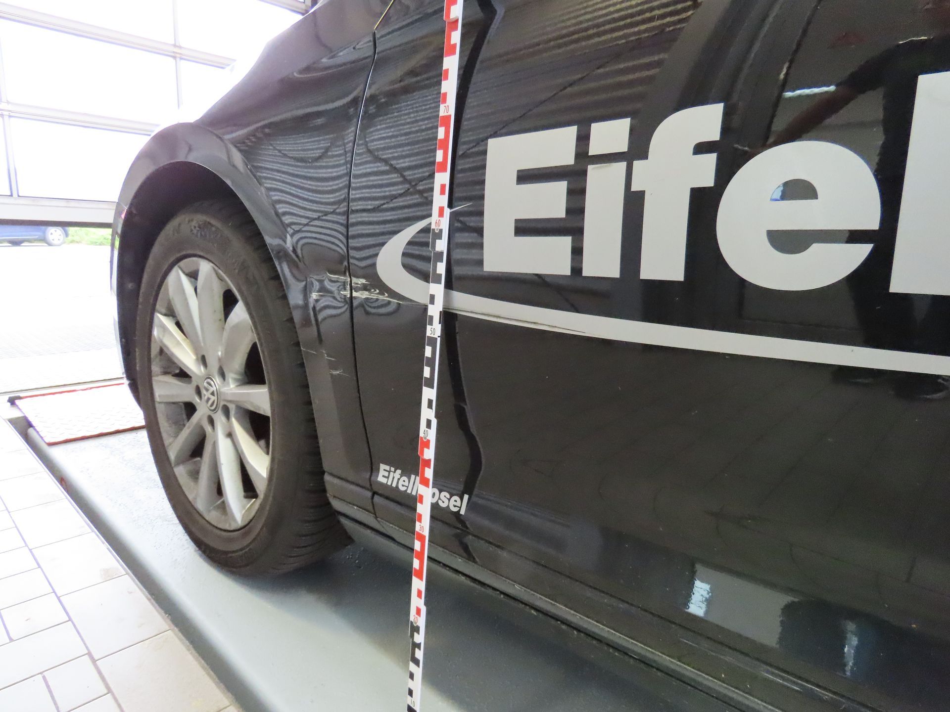 Kotflügel und Fahrertür vorn links beim Ausparken beschädigt 