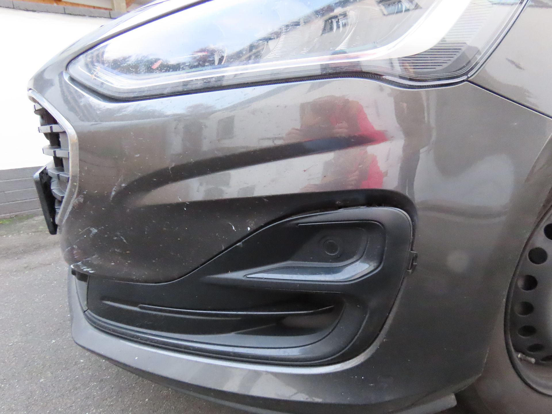 Stoßfänger Stoßstange vorn beschädigt durch Balken auf der Autobahn 