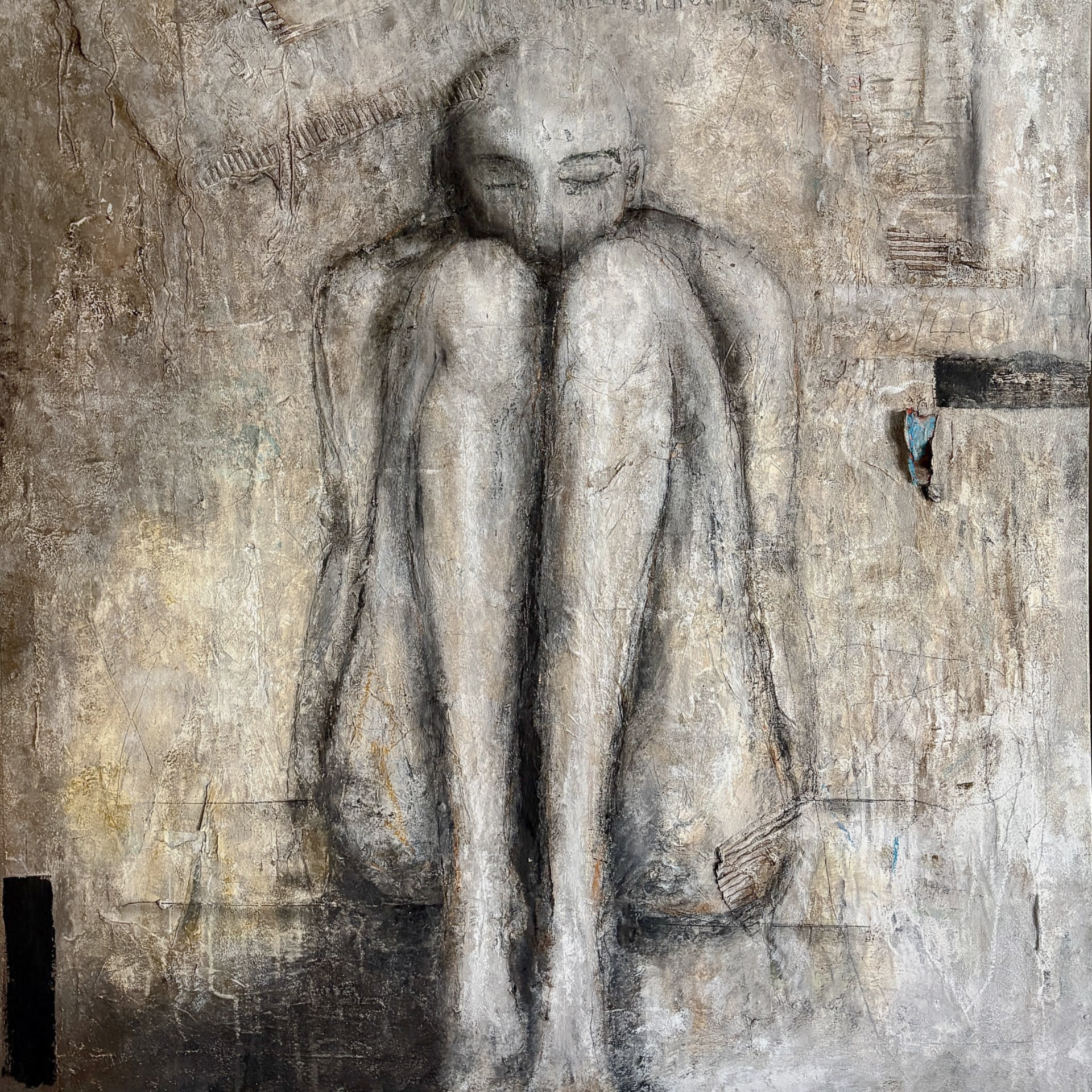 Gemälde Mein schönstes Gedicht nach Mascha Kaléko - kauernde Figur in Grau- und Erdtönen auf strukturierter Mixed-Media Leinwand, Ruhe, Nachdenklich, Har #Kunst #Galerie #Kunstwerk #Abstrakt #contemporary #art #collection #AnneLeyer Amsterdam #Design