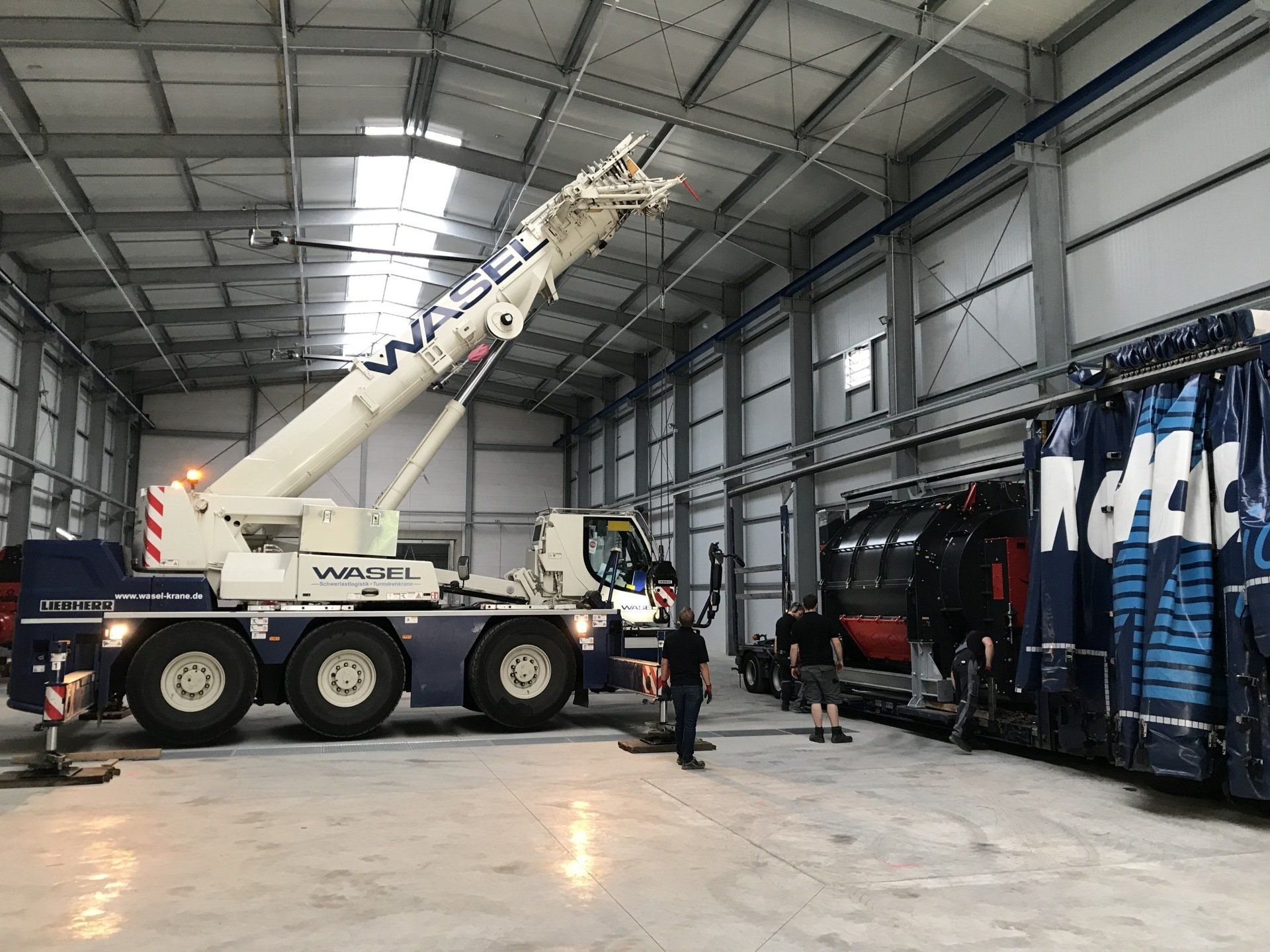 Produktionshalle mit ersten Anlagenteilen