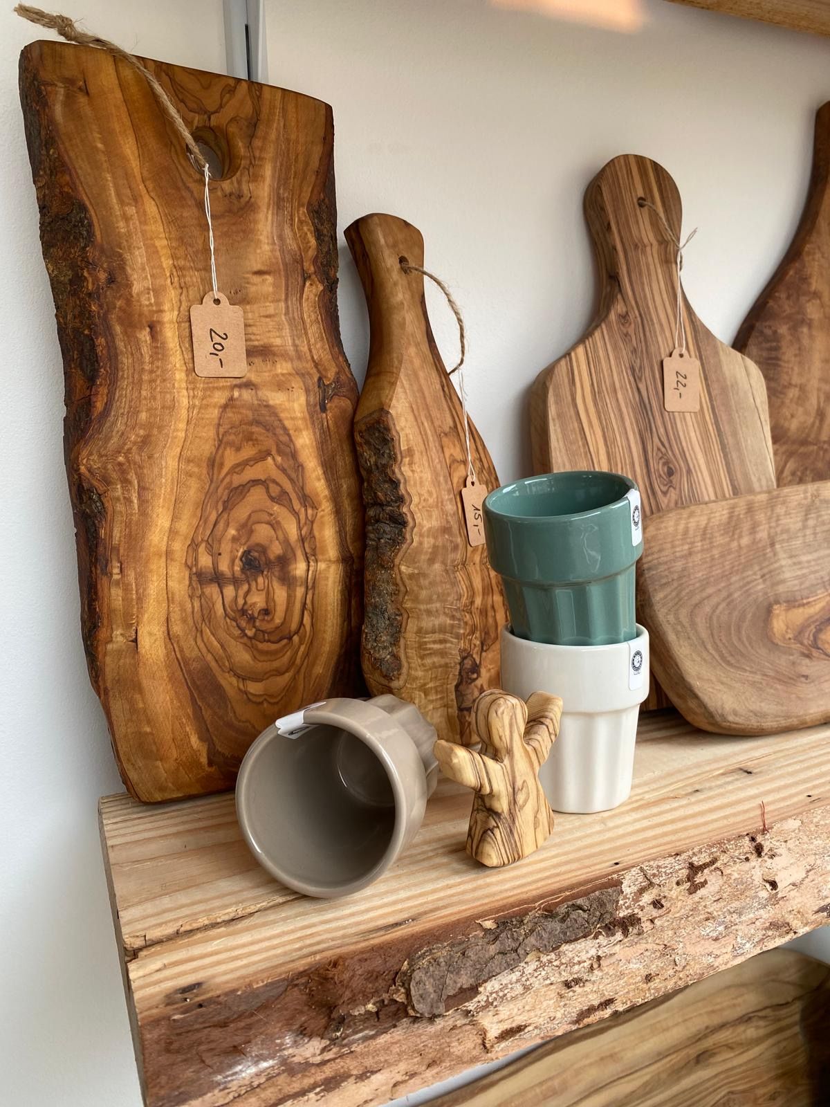 Verkaufsregal von Tesori d´Olivo bestückt mit Olivenöl, Pastaverpackungen, Olivenholzprodukte und verschiedenen Pastasoßen