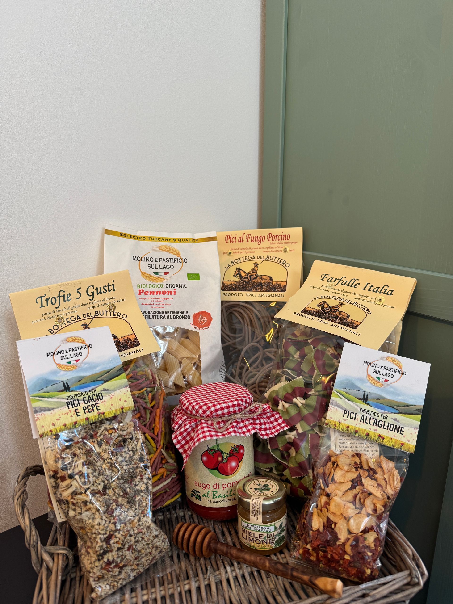 Küchenbuffet aus Holz bestückt mit Keramik- und Olivenholzprodukten sowie Deko und Accessoires