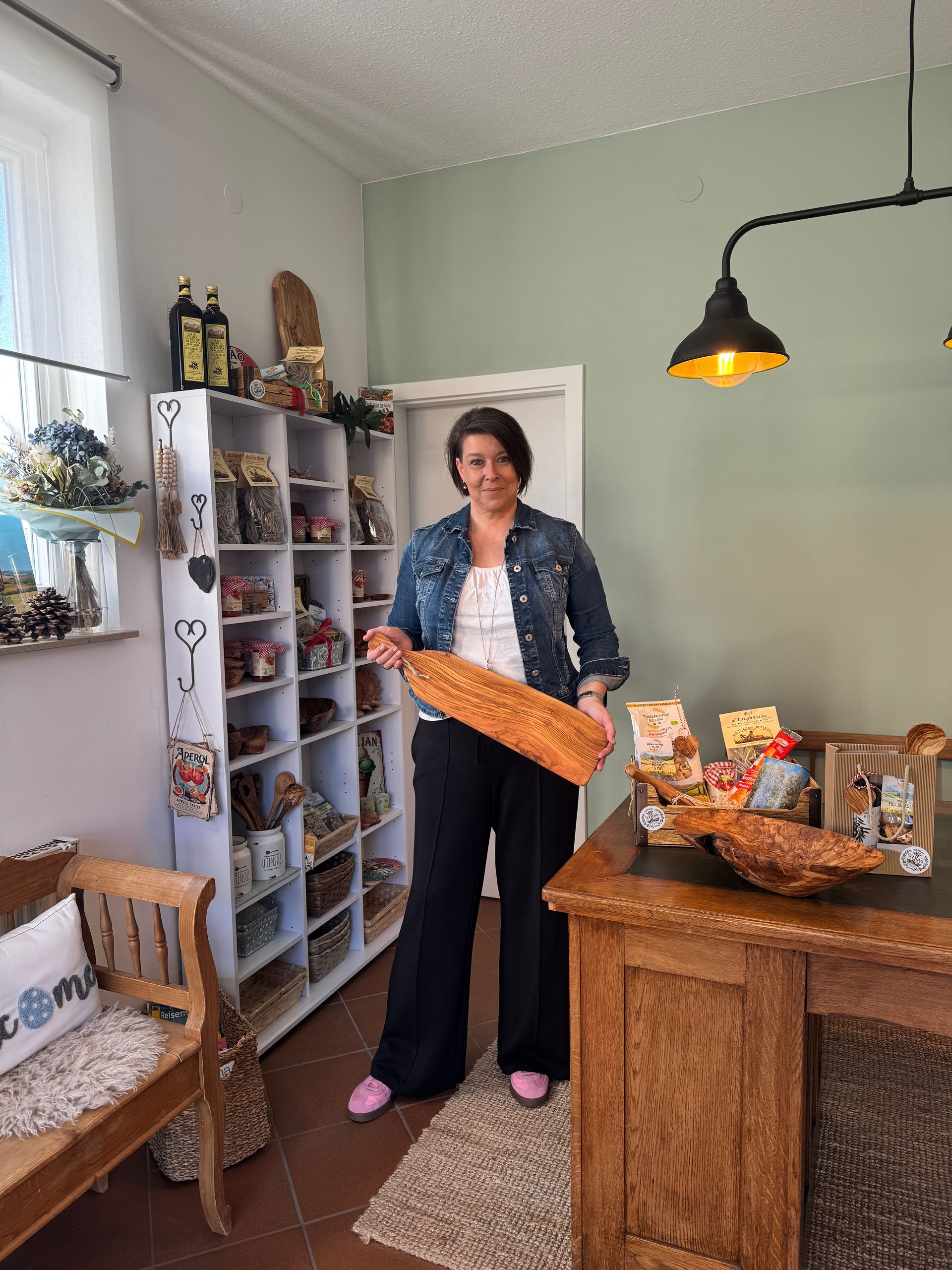 Verkaufsraum von Tesori d´Olivo bestehend aus veschiedenen Regalen, einem maßiven Schreibtisch und angenehmer Beleuchtung