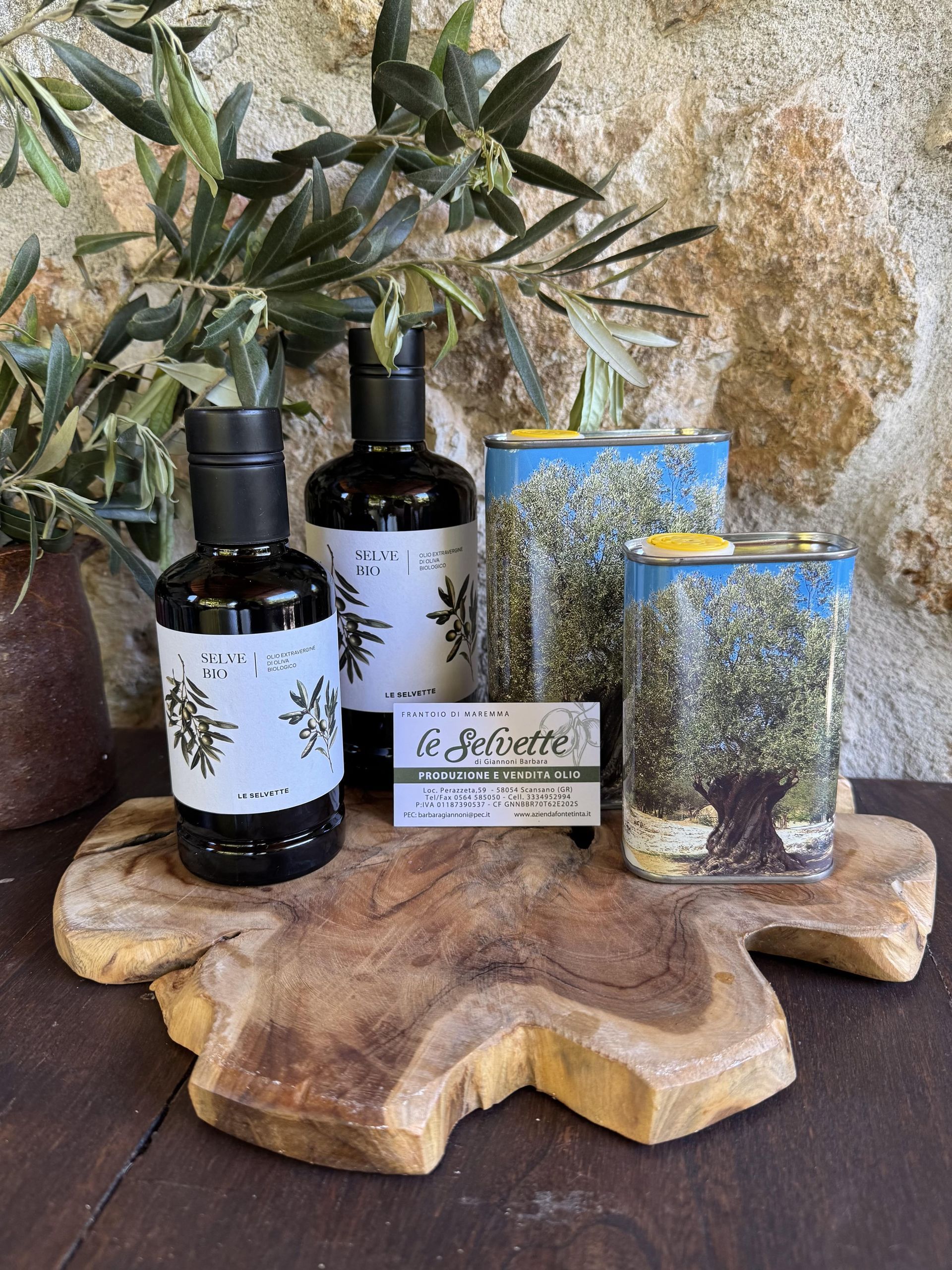 Gruppenbild zweier unterschiedlich großer Olivenölflaschen und zweier unterschiedlich großer Olivenöldosen