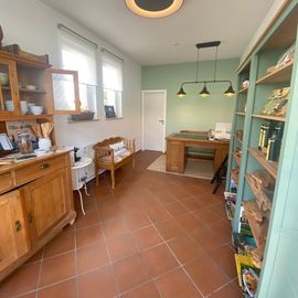 Verkaufsraum von Tesori d´Olivo bestehend aus veschiedenen Regalen, einem maßiven Schreibtisch und angenehmer Beleuchtung