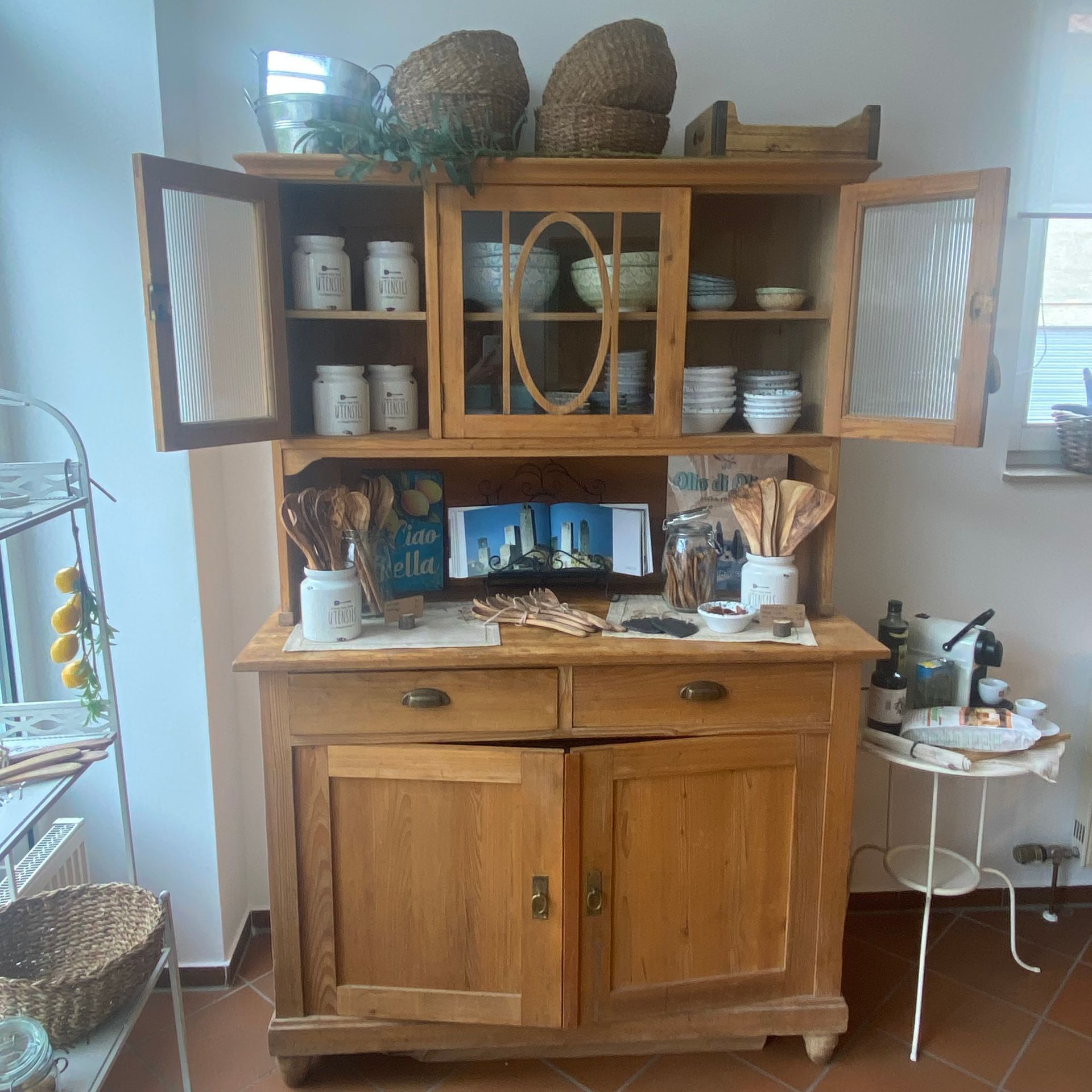 Küchenbuffet aus Holz bestückt mit Keramik- und Olivenholzprodukten sowie Deko und Accessoires