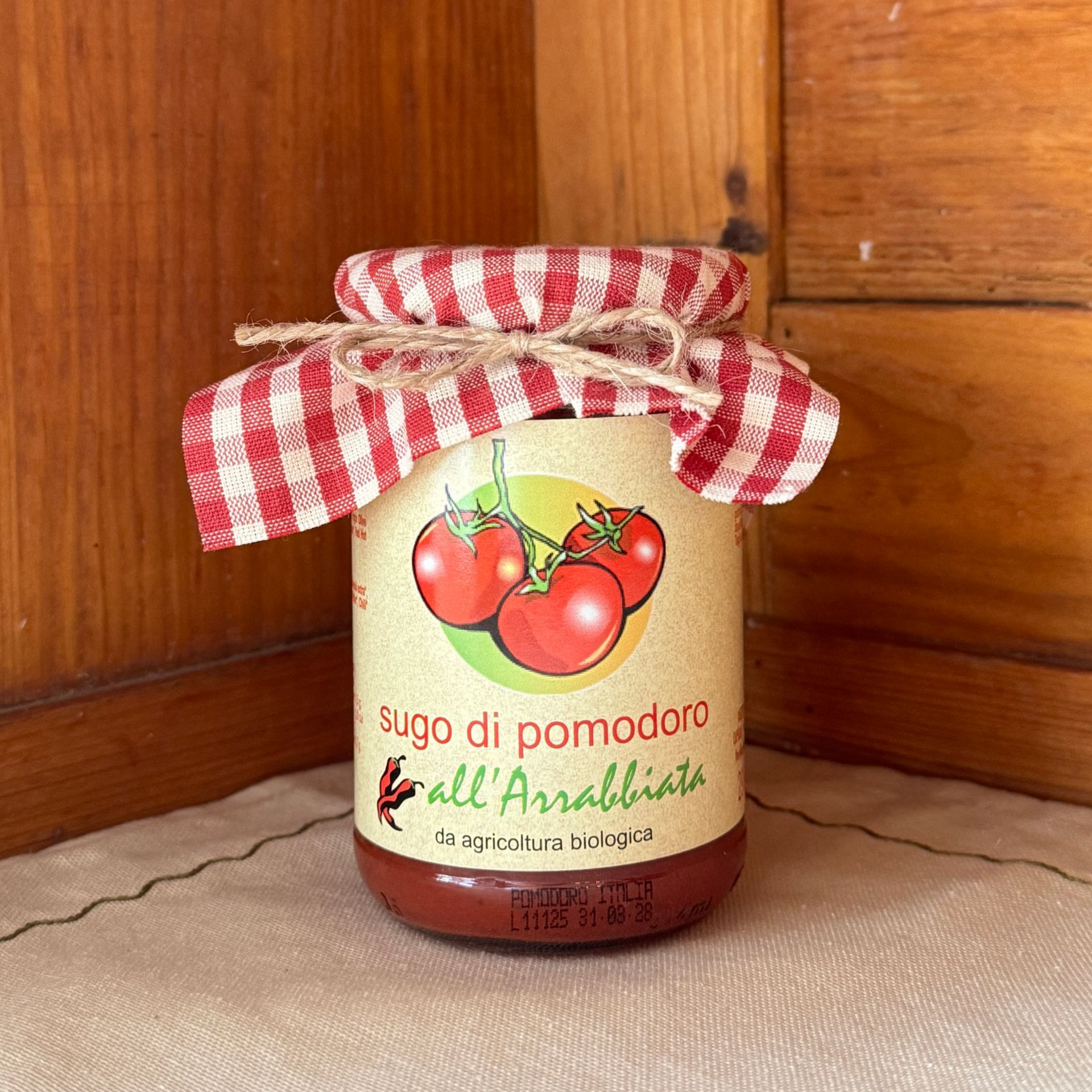 Einwegglas gefüllt mit Bruschetta Classica und mit einem durch Schnur am Deckel festgebundenem Stoff