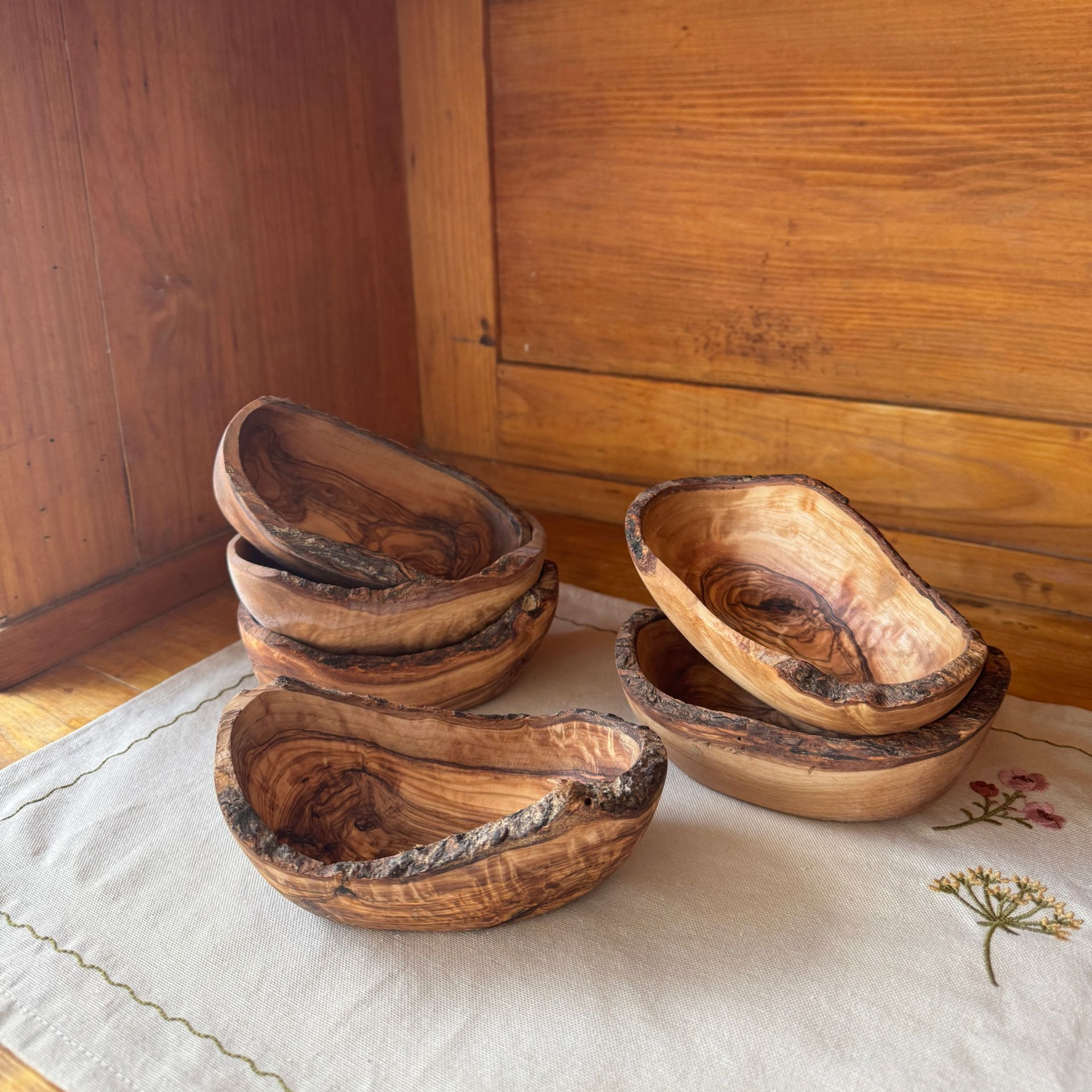 verschiedenste kleine Olivenholzschalen in Stapeln aufeinander gestapelt