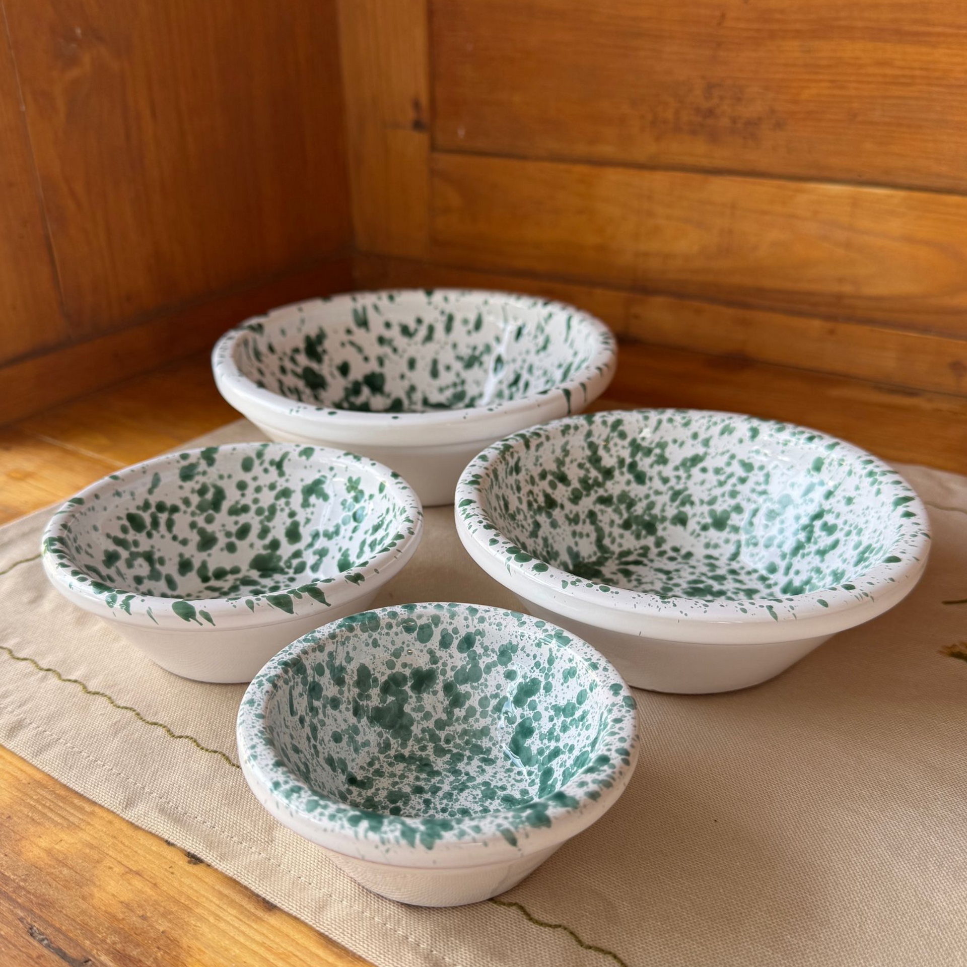 vier typisch toskanisch mit Olivenzweigen betupfte Keramikschalen in unterschiedlichen Größen 