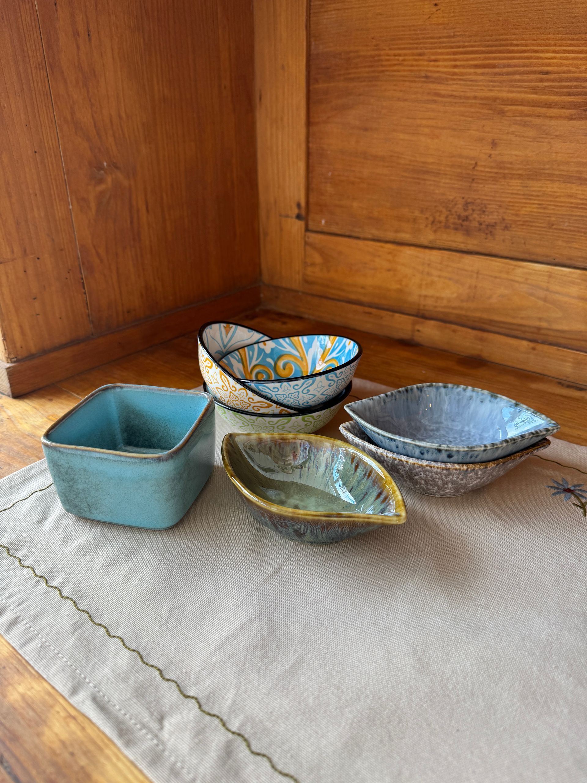 verschiedene Keramikschalen in unterschiedlicher Form und Farbe teilweise aufeinander gestapelt