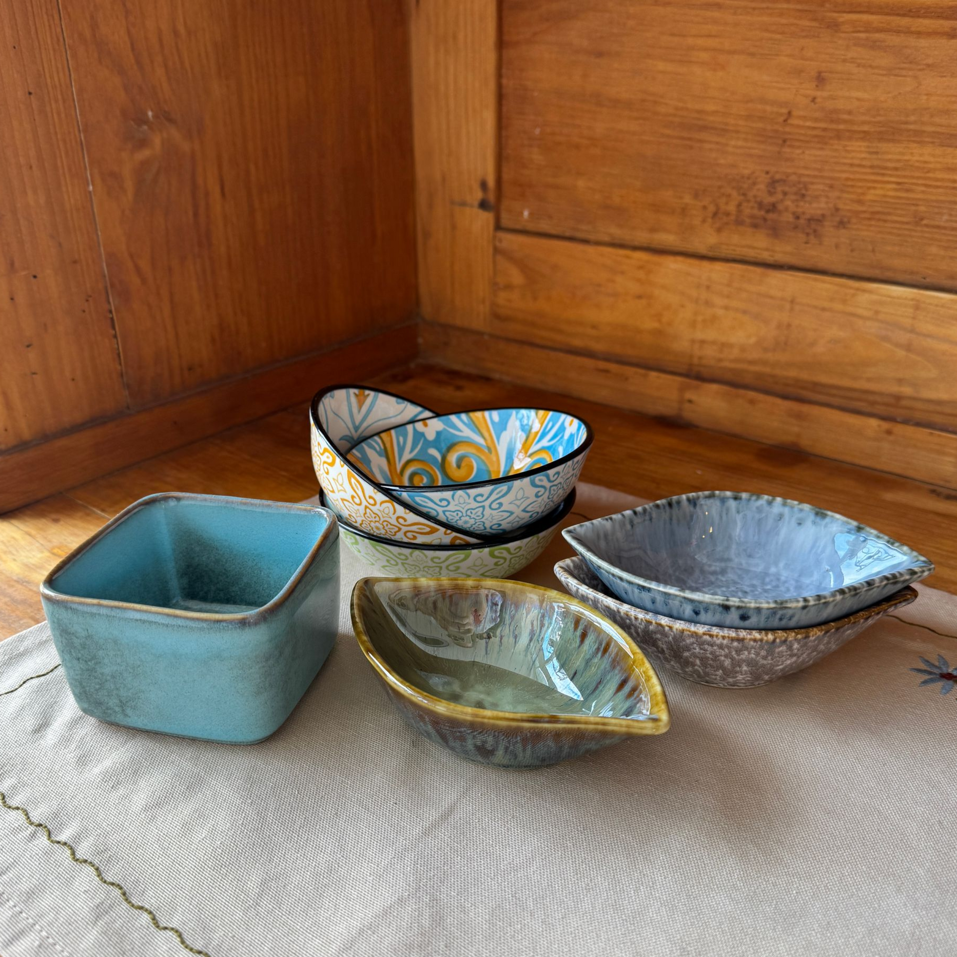 verschiedene Keramikschalen in unterschiedlicher Form und Farbe teilweise aufeinander gestapelt