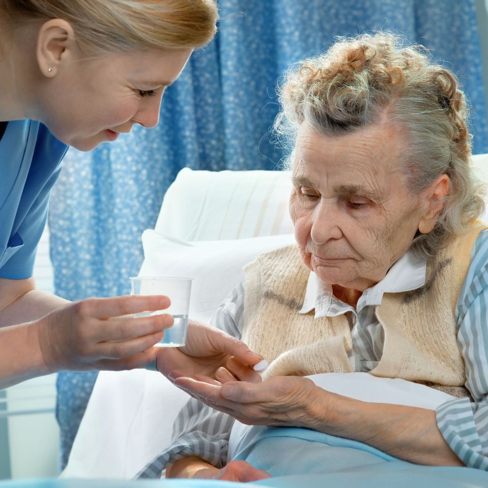 CÓMO CUIDAR AL ENFERMO CON ALZHEIMER