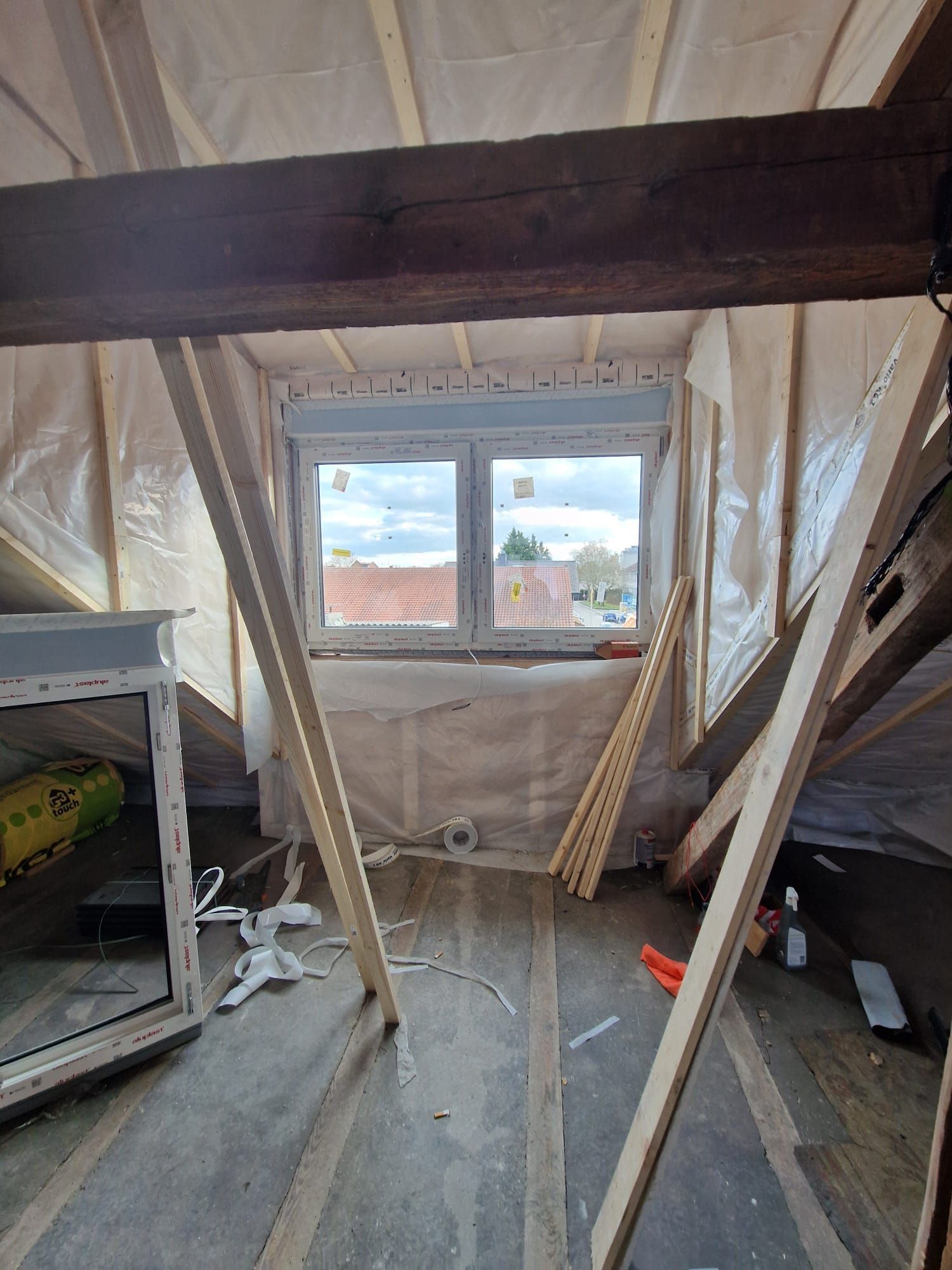 Einbau neuer Fenster in Dacheigentumswohnung