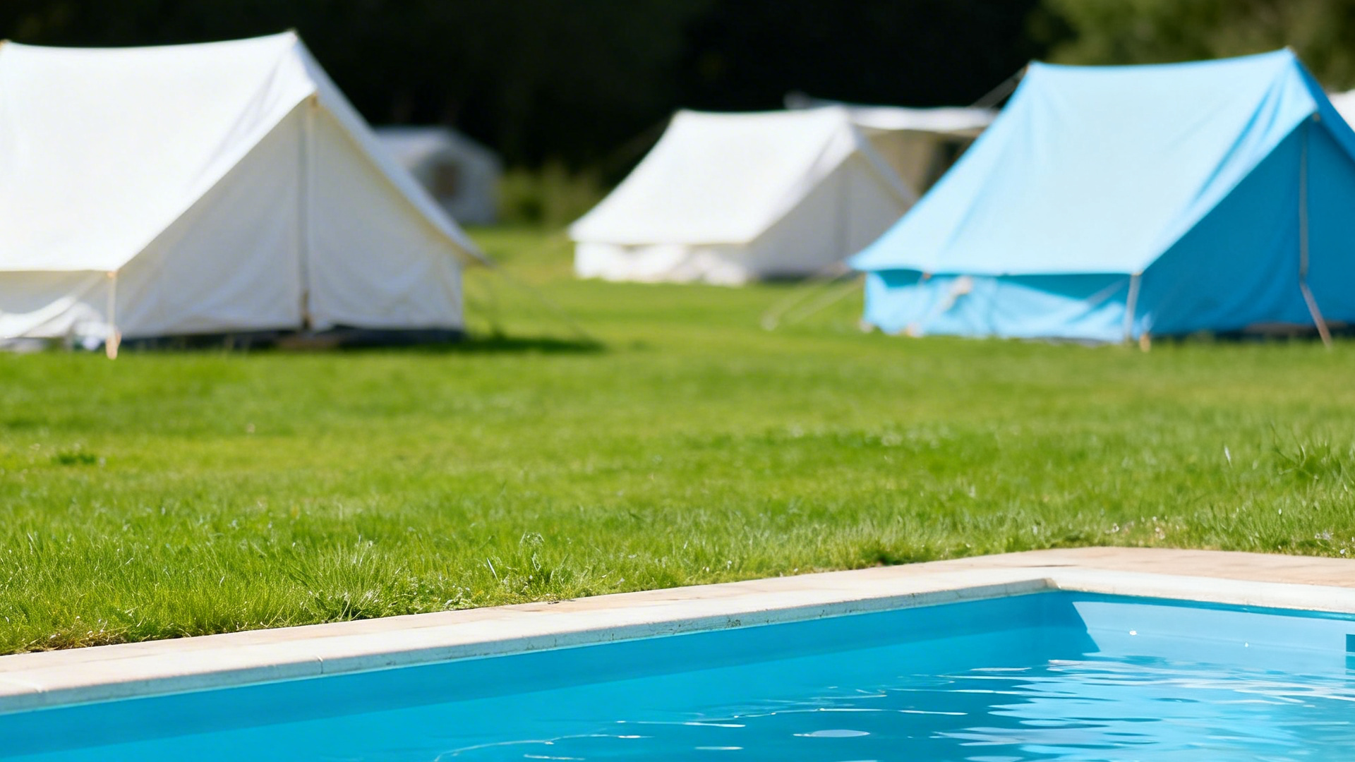 Mann mit roter Badehose springt ins Wasser und rettet eine Person