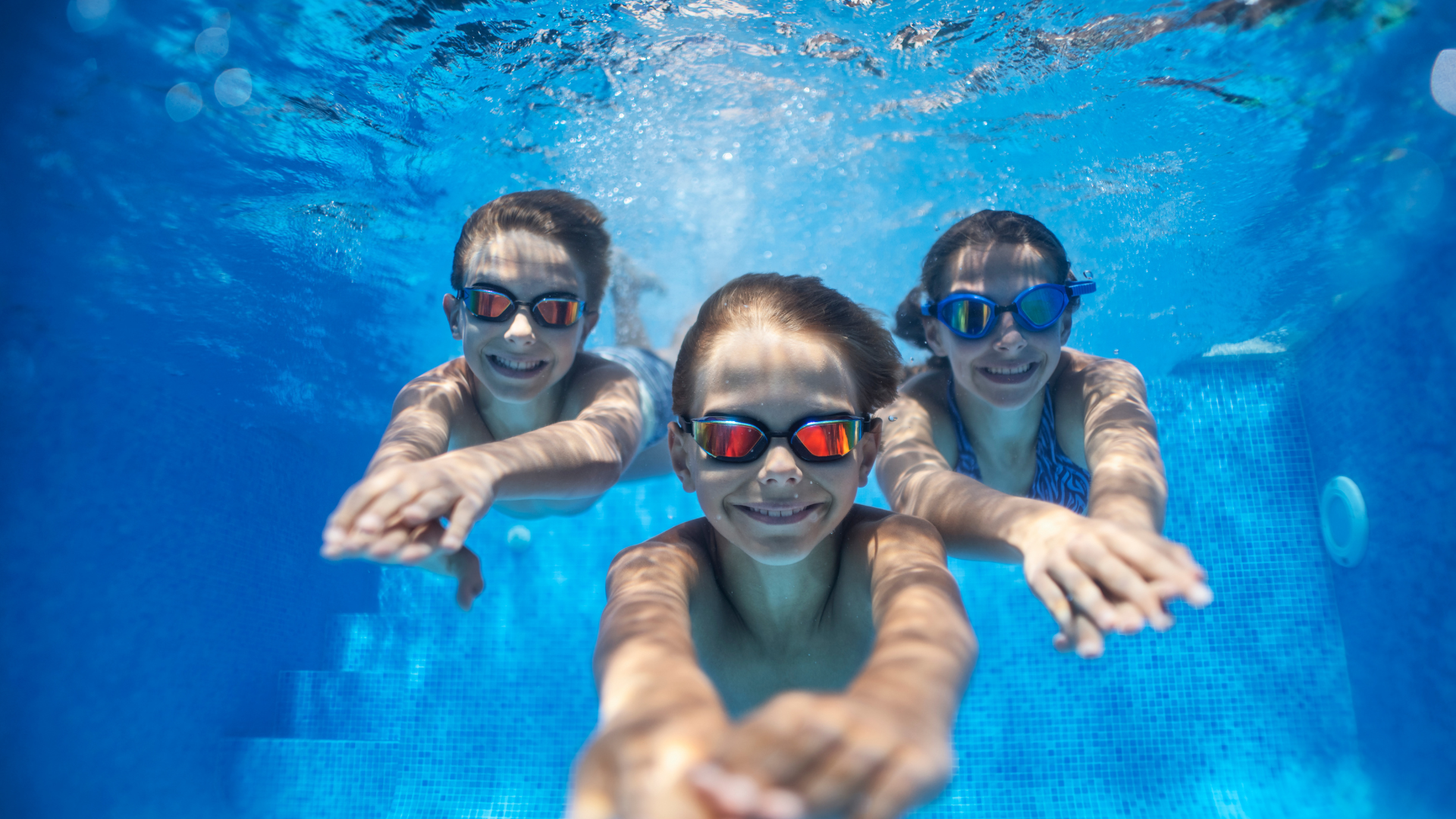 Ein Mädchen schwimmt mit Brett