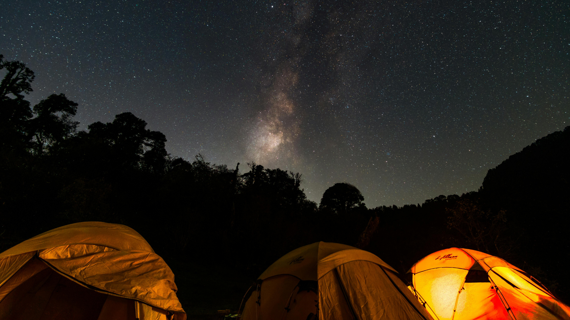 6 Kinder sitzen an der Wasserkante und plantschen