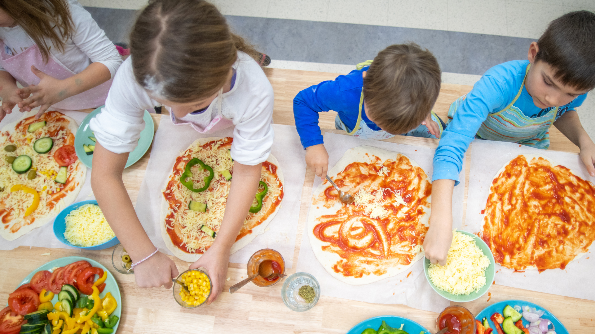 Kinder plantschen an der Wasserkante