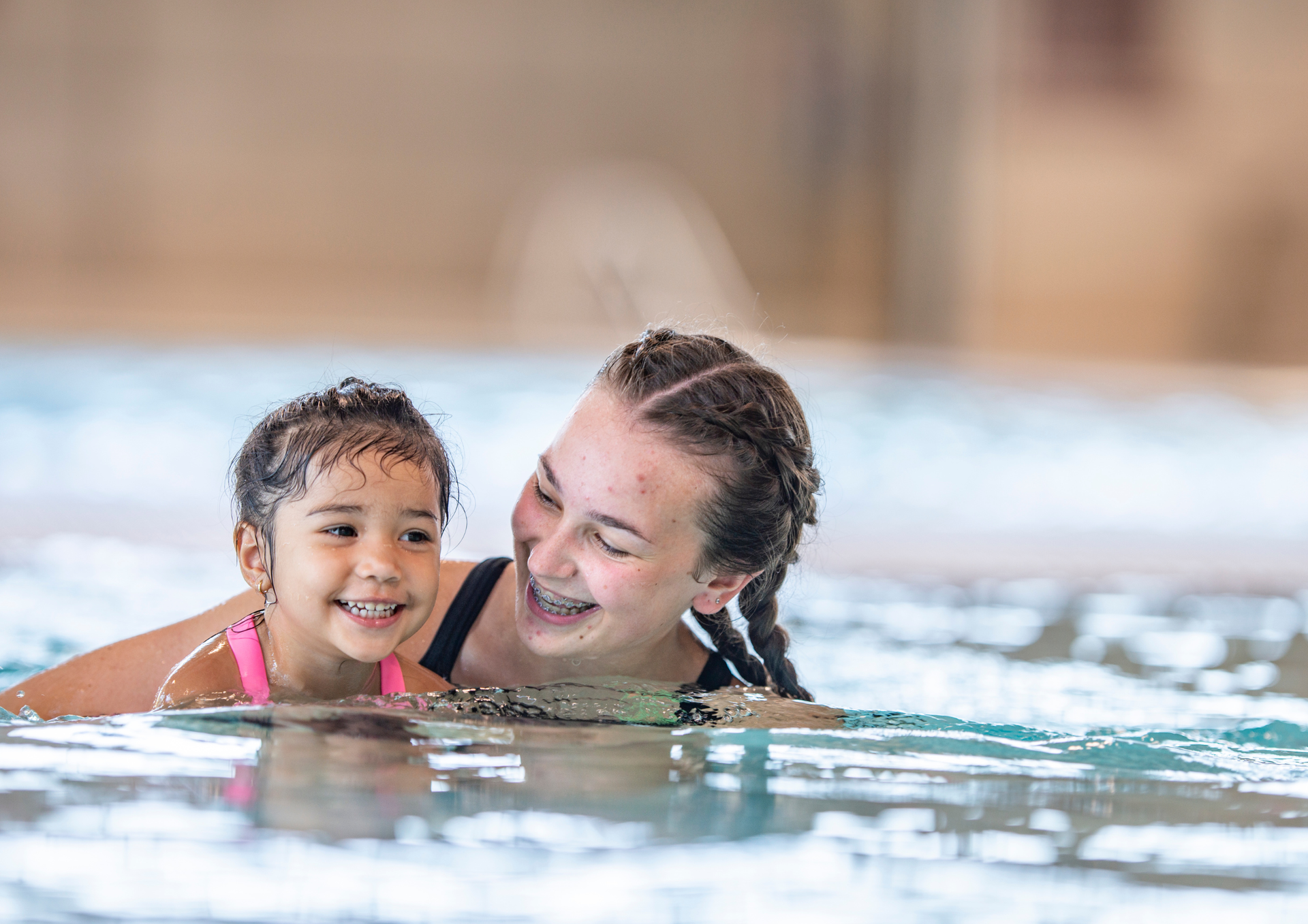 6 Kinder sitzen am Beckenrand und plantschen