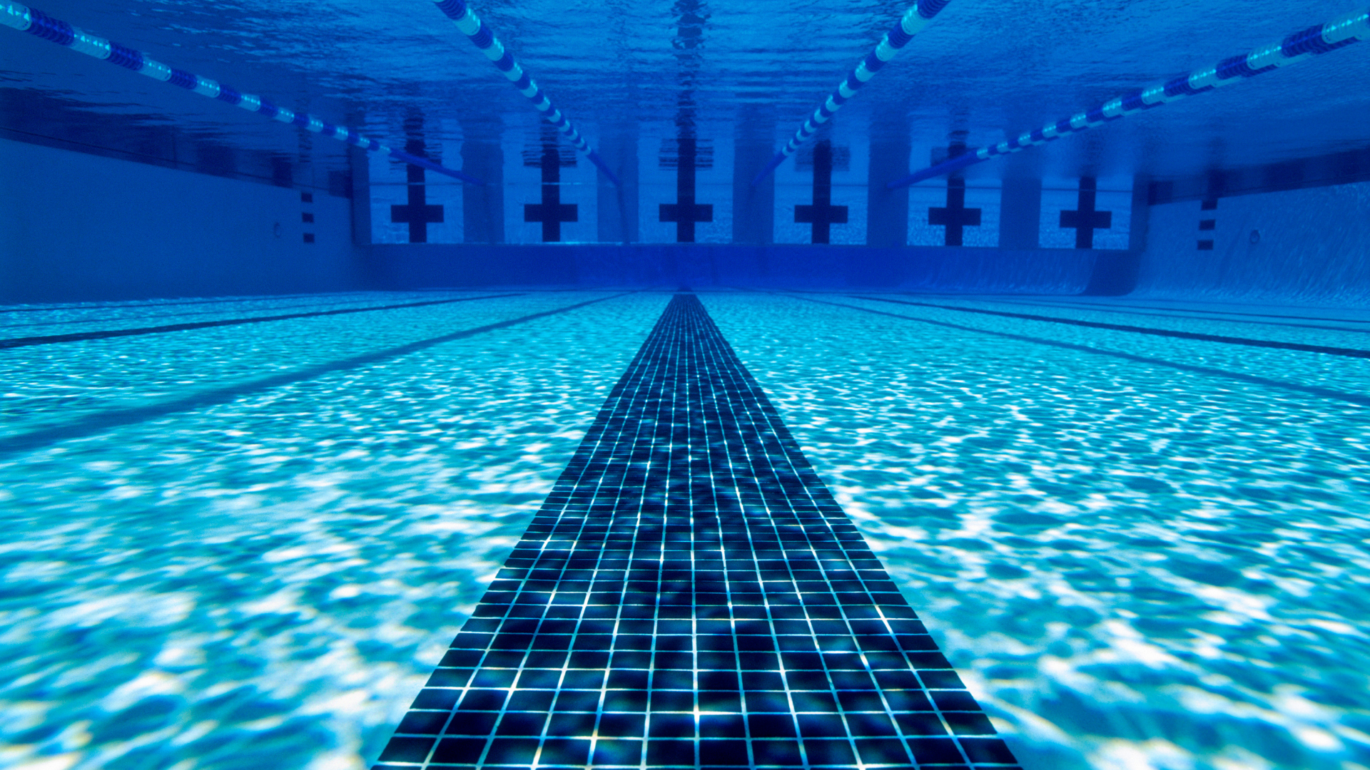 Unterwasseransicht eines Schwimmhallenbodes