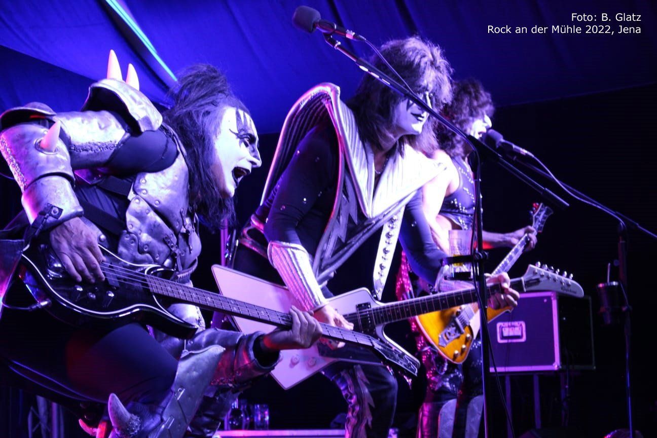 LISS Tribute Band live on stage