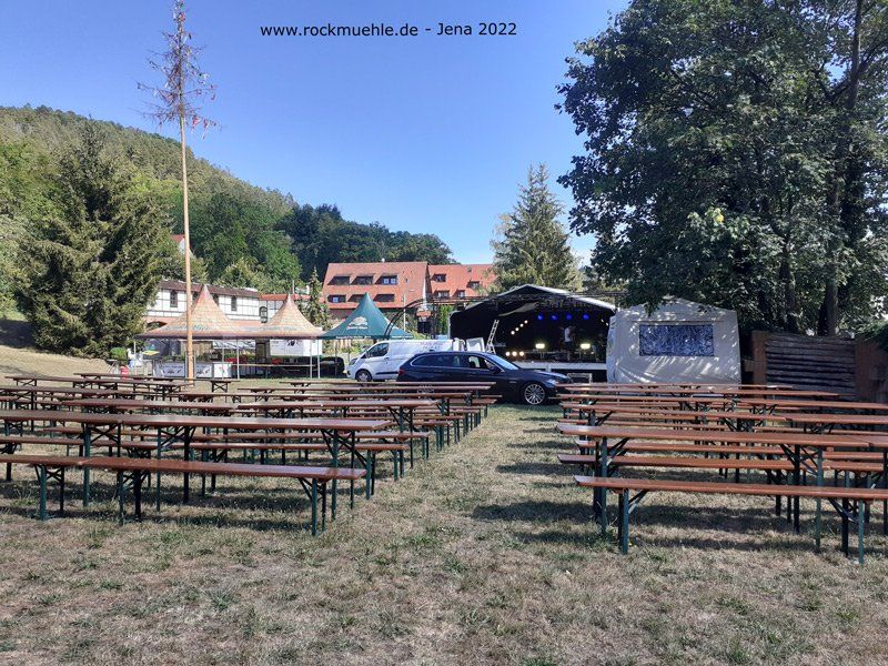 Bänke, Bühne, Festwiese an der Papiermühle in Jena, vor dem Konzert
