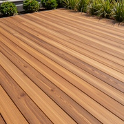 das bild zeigt ein moderne holzterrasse