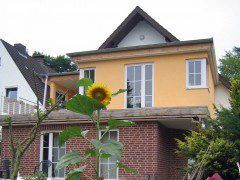 Außenansicht von Einfamilienhaus mit Sonnenblume