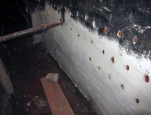 Feuchteschadenuntersuchung durch Baugutachter an Kelleraußenwand