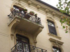 Fassade mit Balkon vom Mehrfamilienhaus in Hamburg Harversterhude