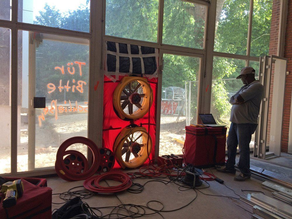 Bausachverständige bei einer Luftdichtheitstest Messung