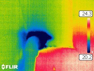 Thermografie Aufnahme einer Rohrleitung zeigt Leckage
