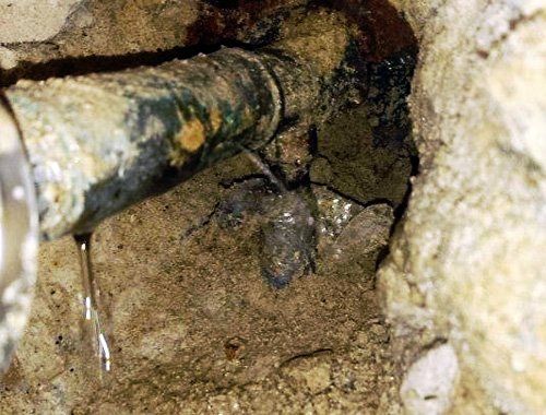Bausachverständiger findet Loch in Trinkwasserleitung im Mauerwerk