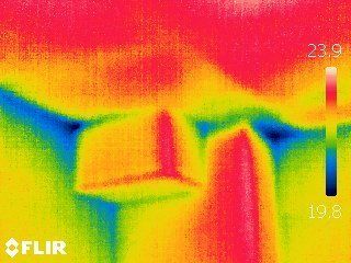 Thermografie Aufnahme einer Zimmerecke zeigt Wärmebrücke